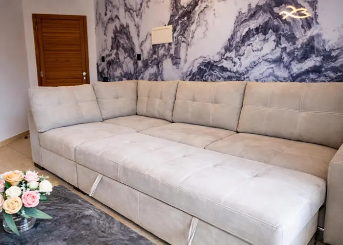 The Luxury 213 - Gym & Steps *