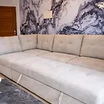 The Luxury 213 - Gym & Steps *