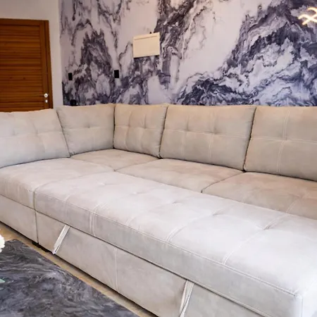 The Luxury 213 - Gym & Steps *