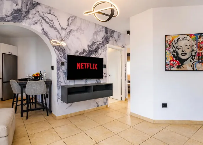 The Luxury 213 - Gym & Steps Πάφος